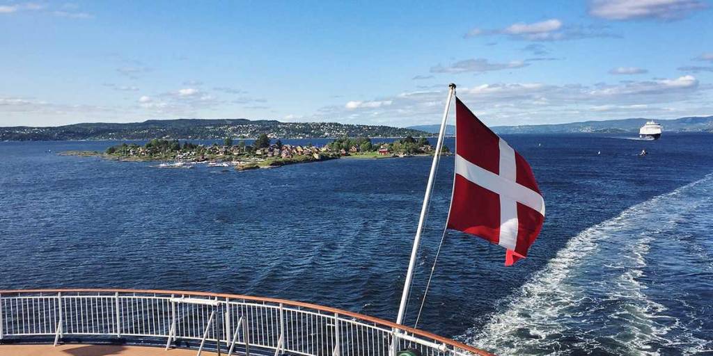 Fra dekk med dansk flagg - utsikt utover Oslofjorden