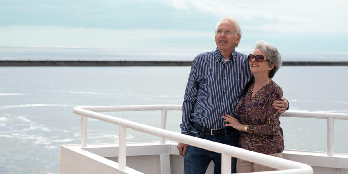 Ældre par på dækket ombord Dover-Dunkirk