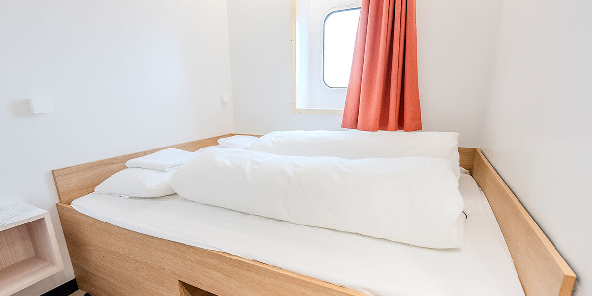 AN 26 04 112 AD 2-bed seaview cabin small double Web 1200x600