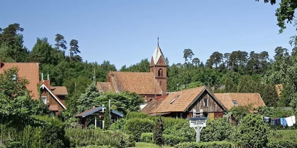 Kościół i domy w miasteczku Nida na Litwie