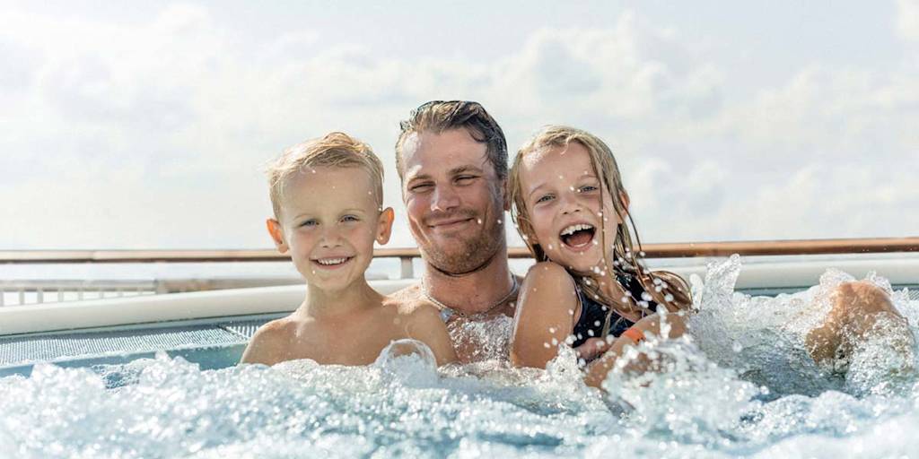 Far og børn i spa ude på dæk på Pearl Seaways Far og børn i spa ude på dæk på Pearl Seaways