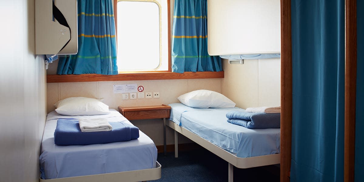 Kabina z dwoma łóżkami i widokiem na morze.