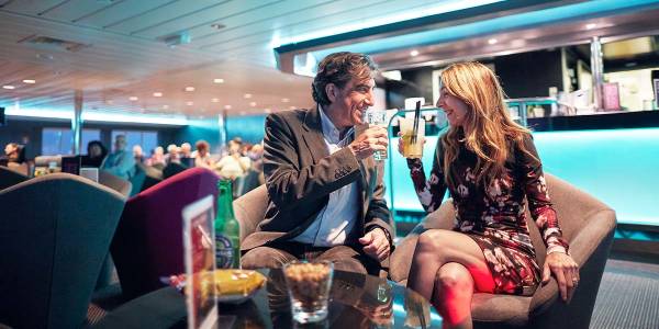 Paar genießt die Getränke an Bord der DFDS Fähre
