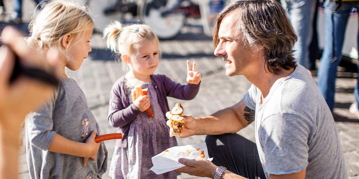 Barn spiser pølse