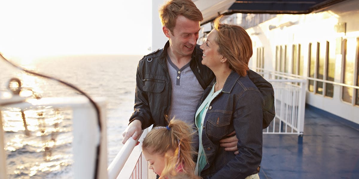 Familie på dæk i solnedgang