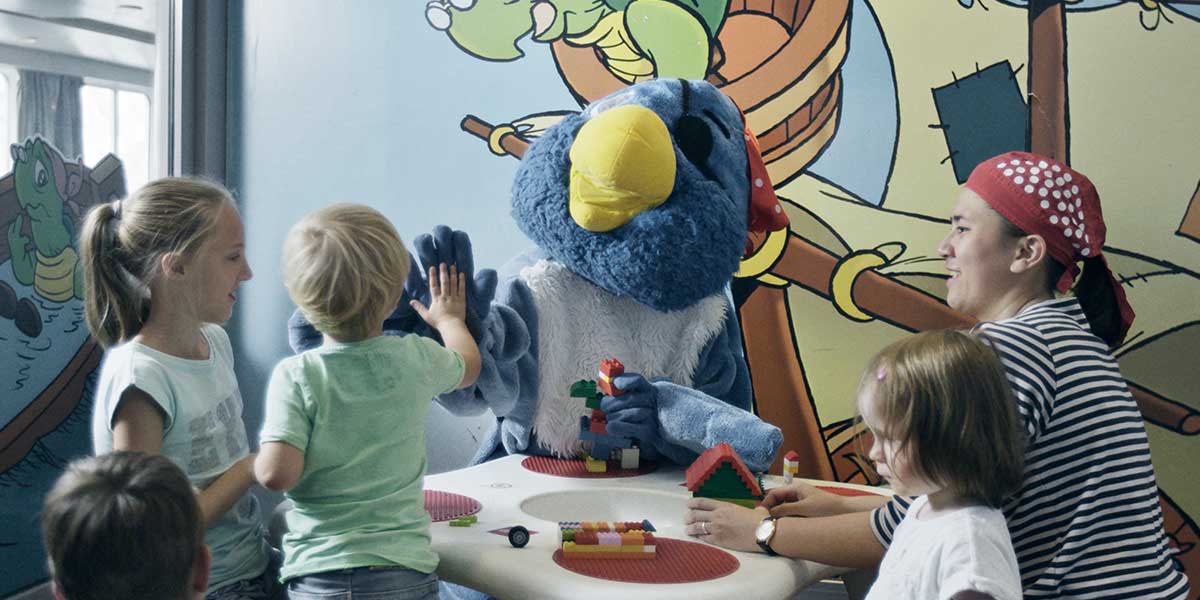 Maskotka papugi pirata bawi sie z dziećmi w kids clubie