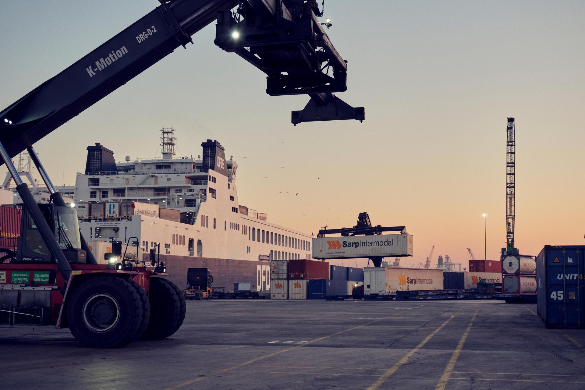 DFDS Pendik Istanbul port ship loading 01/2023