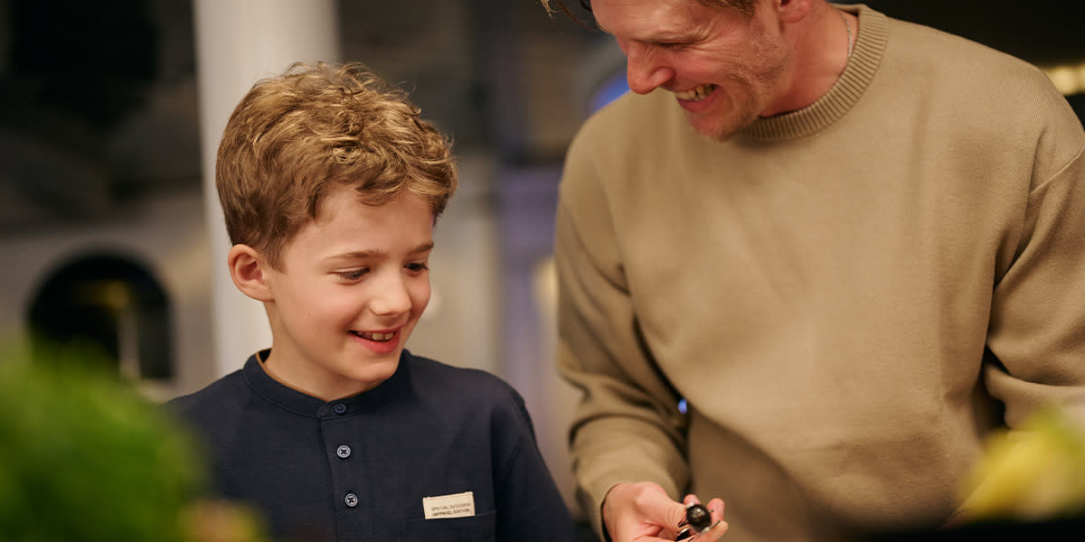 Vater und Sohn beim Buffet