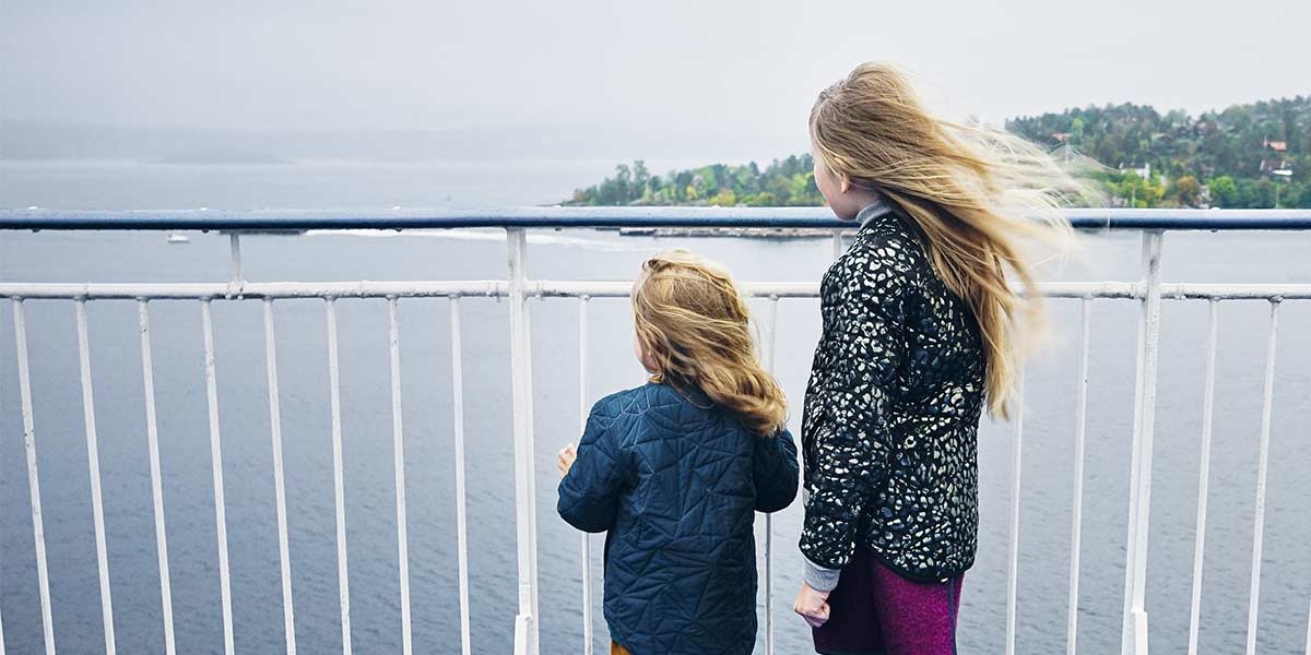 Zwei Mädchen auf dem Deck der DFDS Fähre