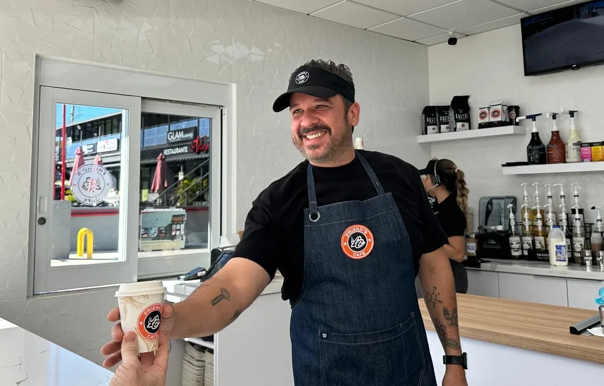 friends-cafe-abre-su-novena-tienda-en-cabo-rojo