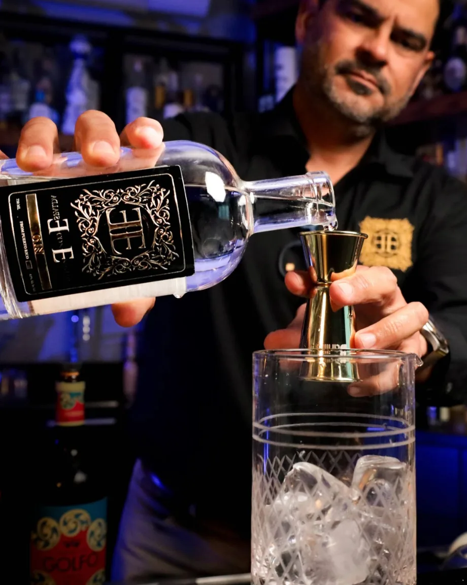 Yamil Rivera Colón sirve el gin Espalda con Espalda.