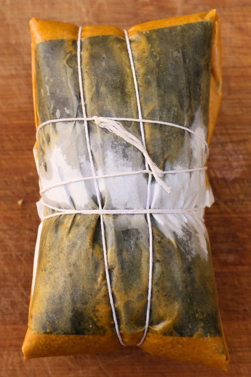 Pastel puertorriqueño amarrado con hilo