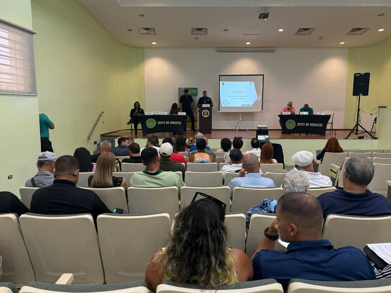 Ofertas de hasta $95,500 y primera subasta de vivienda asequible: así fue la jornada de estorbos públicos en Isabela
