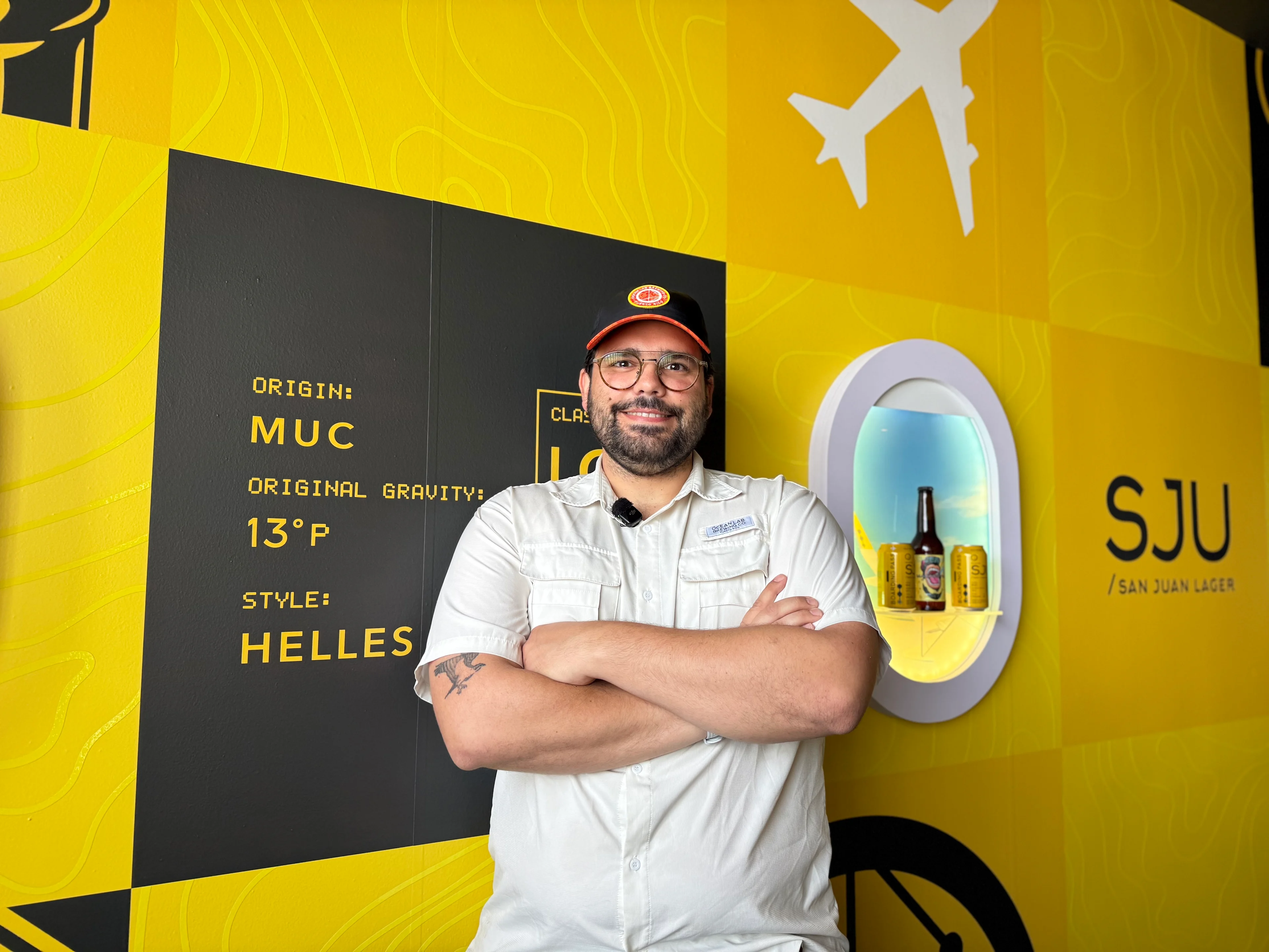 Andrés Fernández, socio de Ocean Lab Brewing Company posa en la nueva sede de Cataño