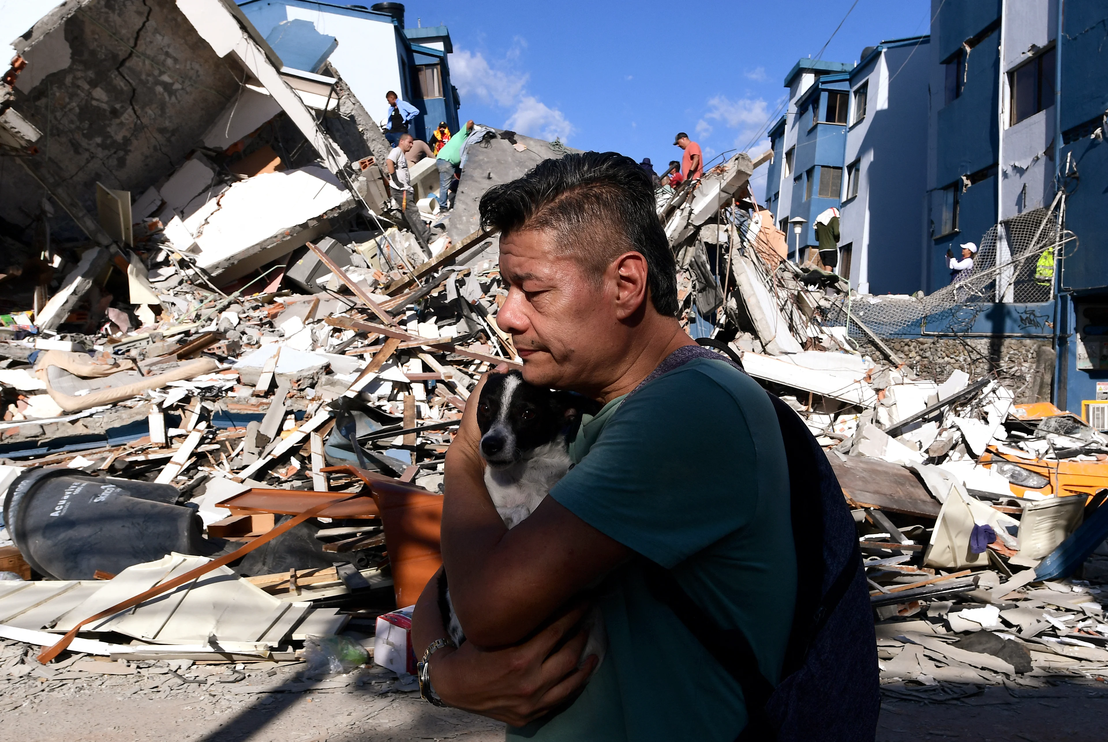 Un hombre con su perro. Foto por Jaime SALDARRIAGA / AFP via Getty Images)