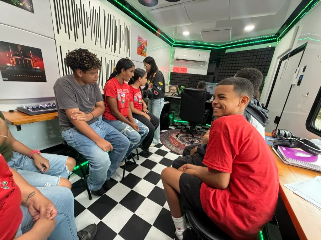 Un estudio sobre ruedas: así vivieron jóvenes de Caguas la Academia Móvil de Fundación Rimas y Spotify