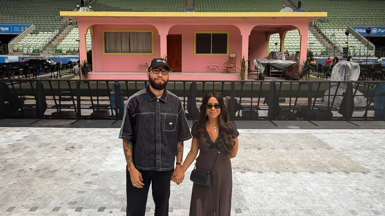 Abner y Karla en la gira mundial de Debí Tirar más fotos.