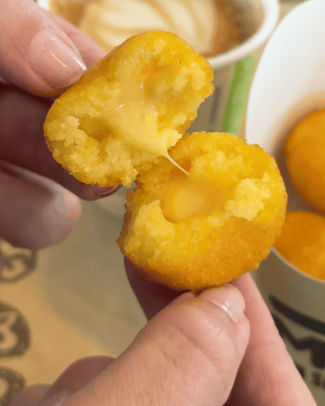 Así se preparan los famosos Sorullo Bites de Meson Sandwiches
