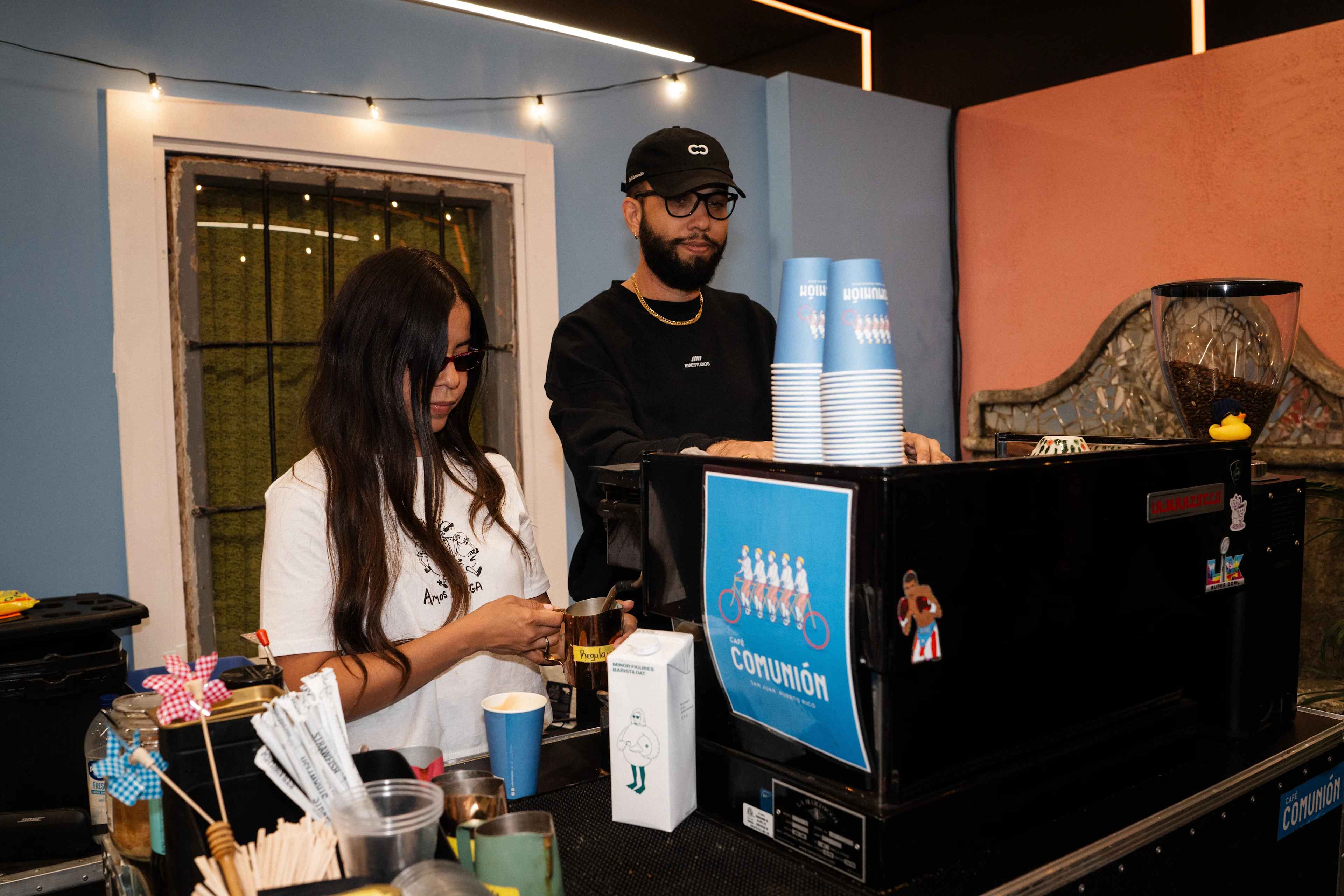 Karla y Abner preparando café en la gira
