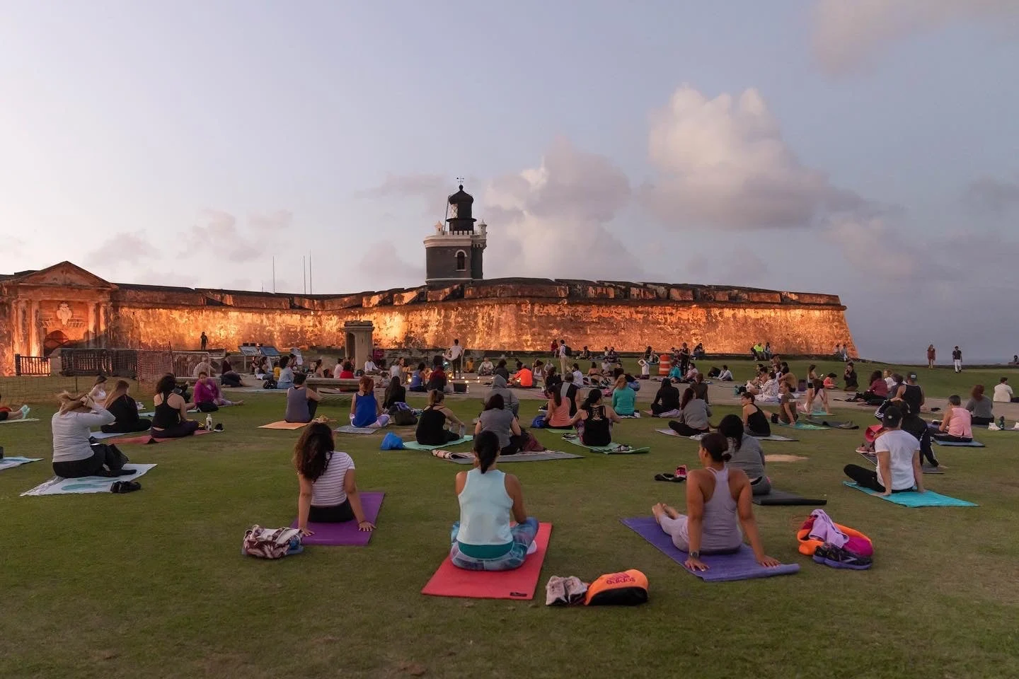 yoga-con-luna-llena-en-el-morro