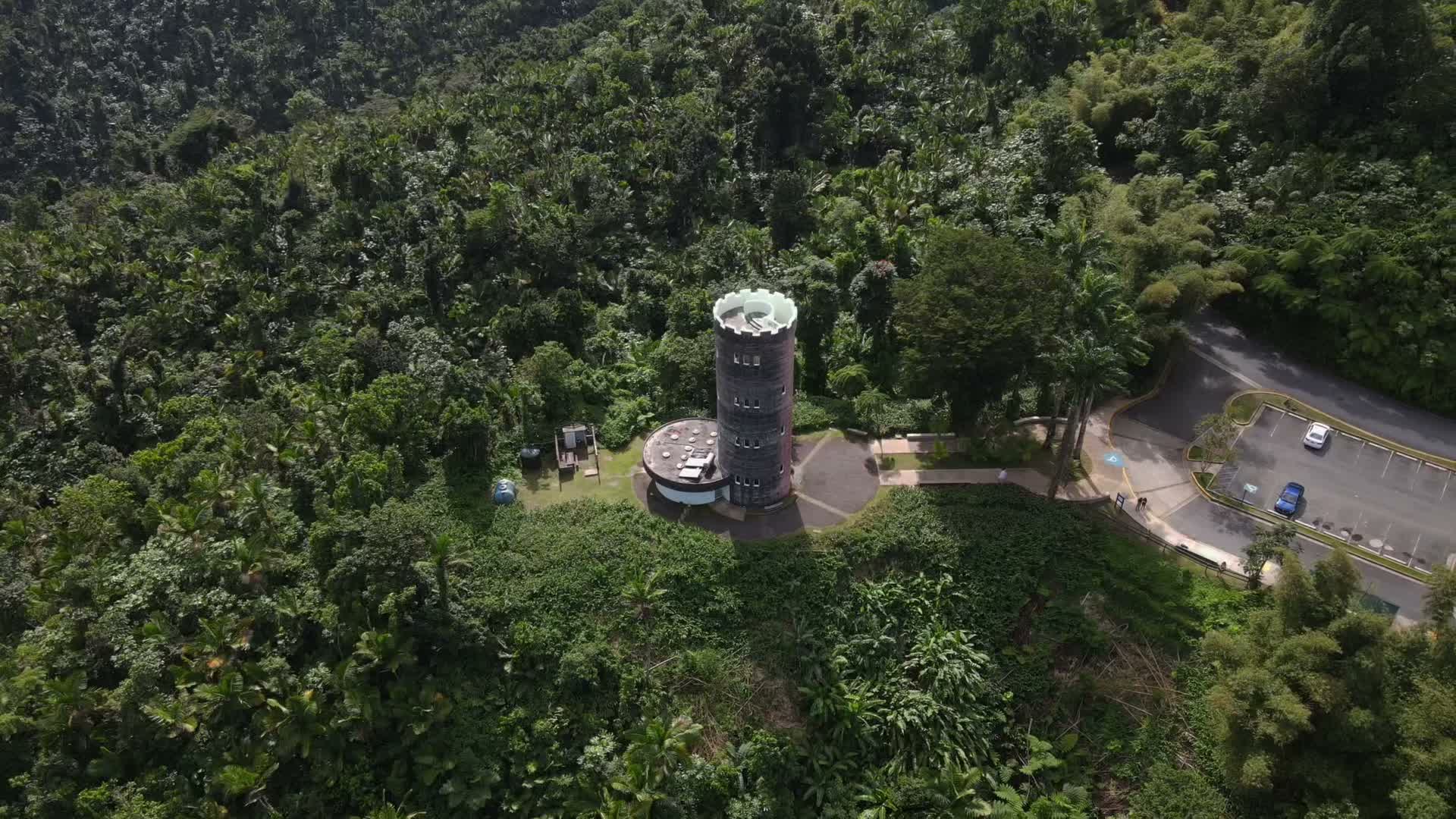 Vista aérea de la torre Yokahú en medio del bosque.