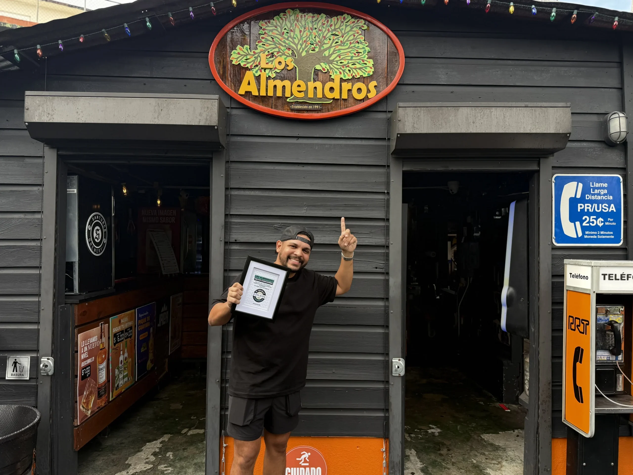Los Almendros: 34 years of salsa, empanadillas and community in Guaynabo