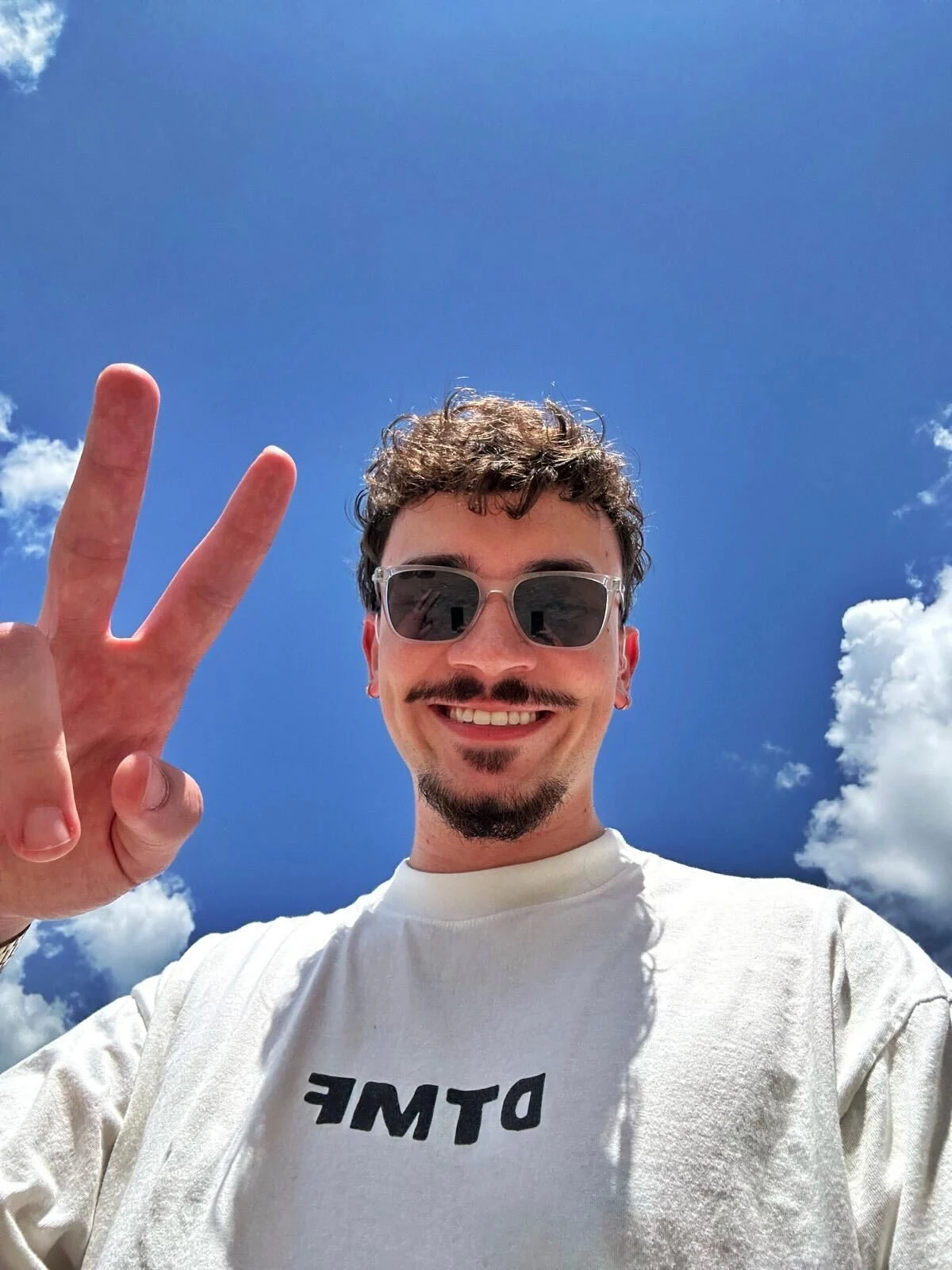Gabriel Cuadrado, diseñador gráfico de 22 años y quien pertenece a la comunidad sorda.