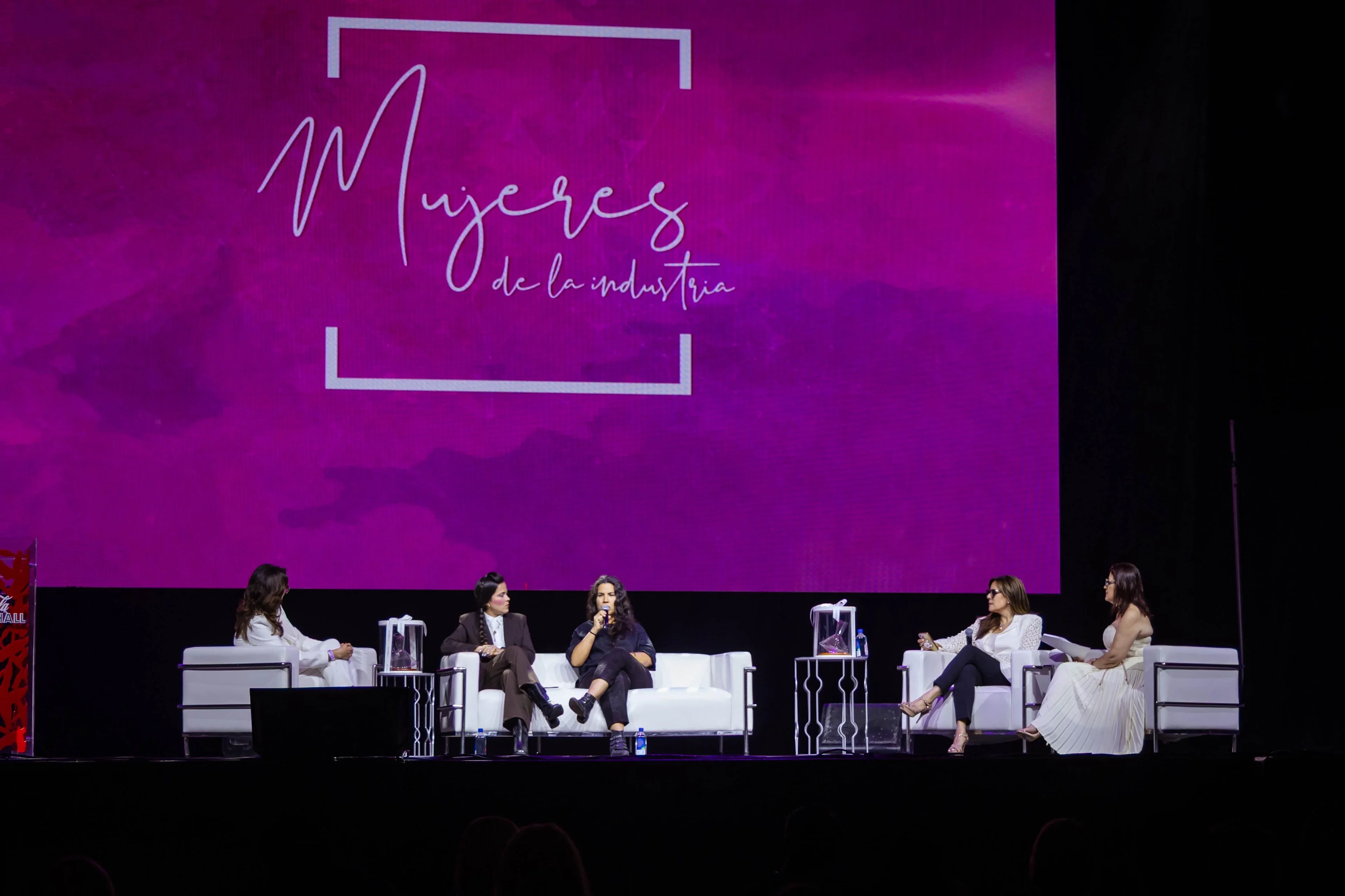 Conversatorio-Nicky-Fas-Natalia-Vallejo-Maricarmen-Pena-y-Sonia-Navarro.webp
