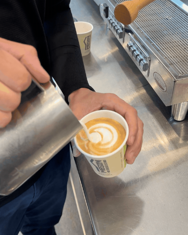 Las manos detrás del café del Meson Sandwiches