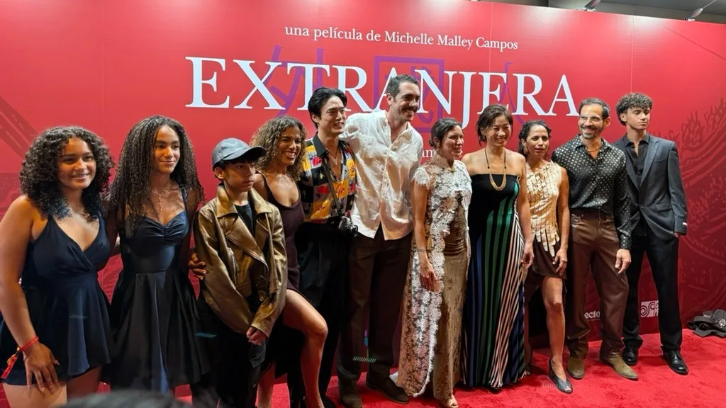 Elenco Extranjera en premiere Fine Arts