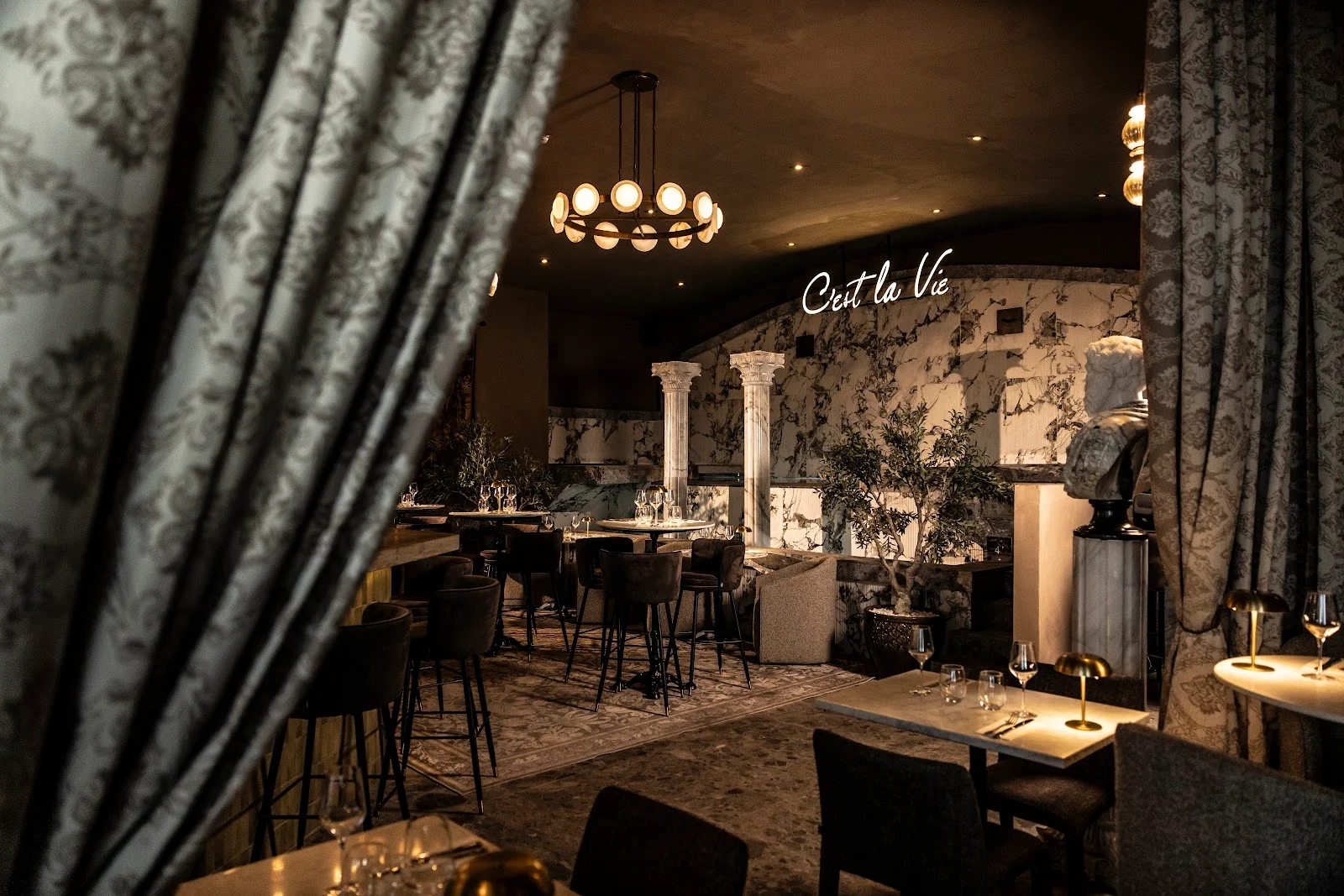 C’est La Vie Lounge Bar