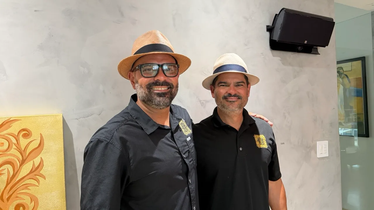 Los hermanos Héber y Yamil Rivera Colón, creadores de la ginebra Espalda con Espalda.