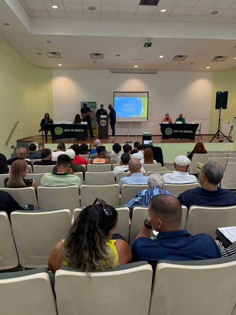 Ofertas de hasta $95,500 y primera subasta de vivienda asequible: así fue la jornada de estorbos públicos en Isabela