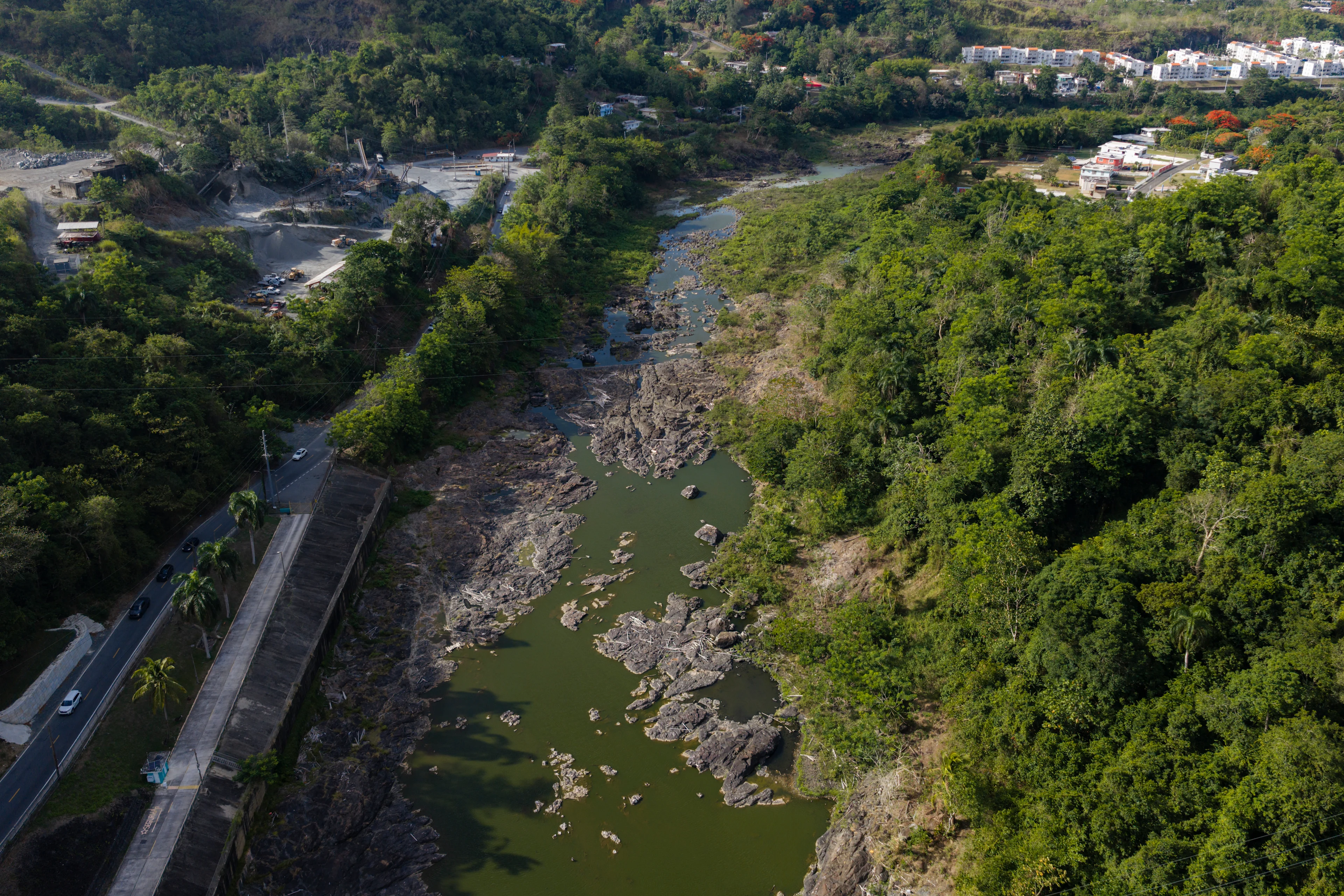 Vista aérea del cauce reducido de un río cerca del embalse Carraízo, con una carretera y una cantera visibles al fondo, en Trujillo Alto, Puerto Rico, el 17 de julio de 2026. (Foto de Alejandro Granadillo/NurPhoto vía Getty Images)