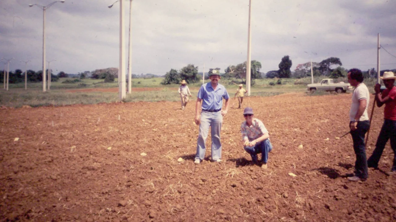 Primera plantación de habichuelas de James Beaver en Puerto Rico. Linda Wessel Beaver está junto a él. (Suministrada por Linda Wessel Beaver)
