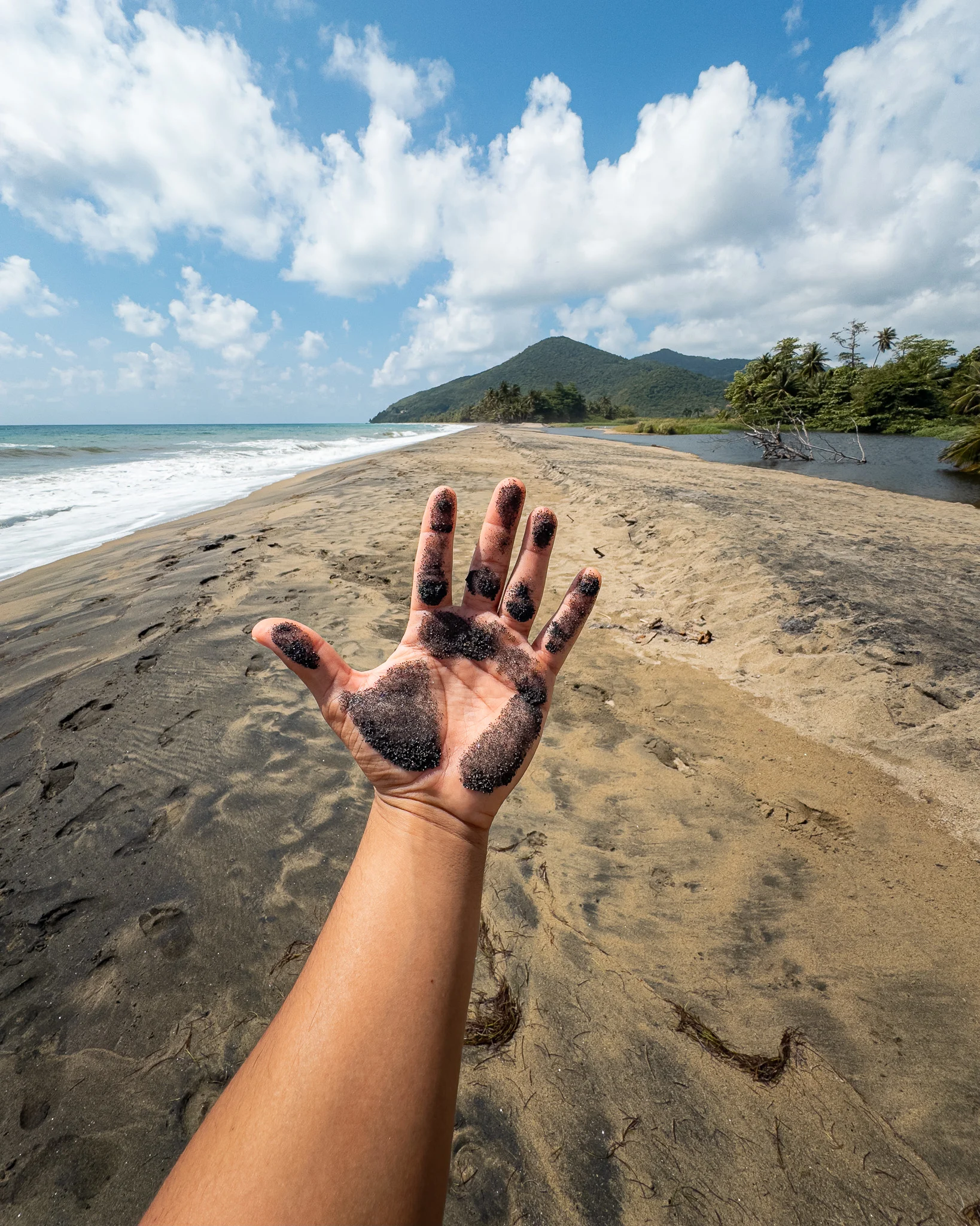 Playa de arena negra en Maunabo.