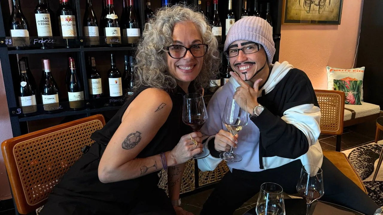 platea-estrena-sipi-con-michi-una-serie-que-explora-como-los-boricuas-disfrutamos-el-vino