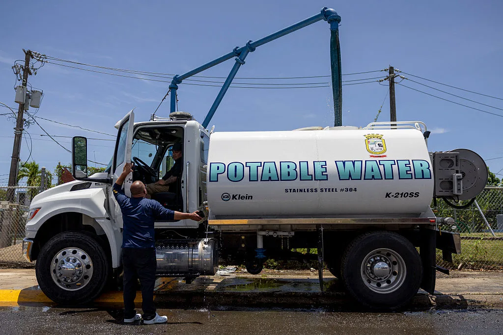 Camión cisterna blanco con letrero "Potable Water" estacionado en una calle mientras una persona sube a la cabina
Foto: Ricardo Arduengo | Getty Images