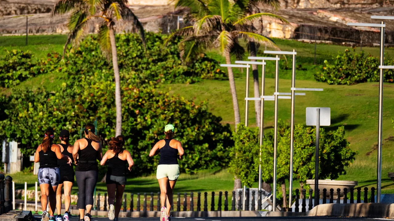 Personas corriendo en el Viejo San Juan