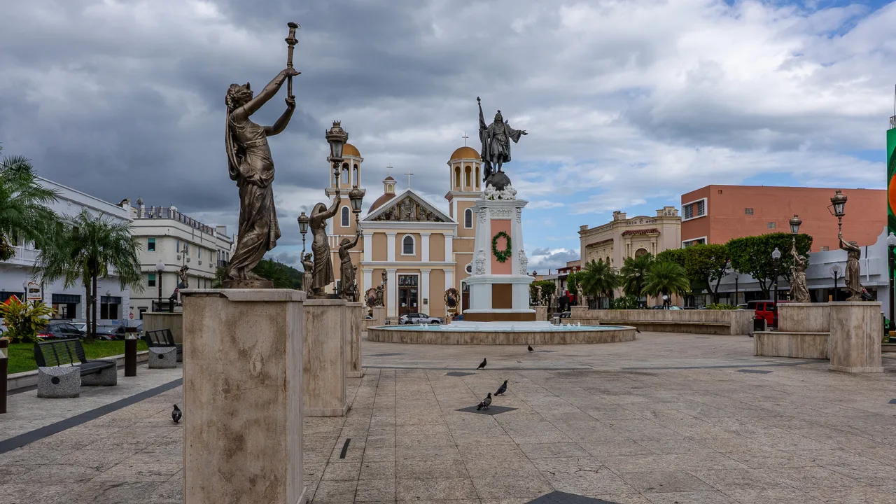 road-trip-por-mayaguez-planes-cerca-de-plaza-colon