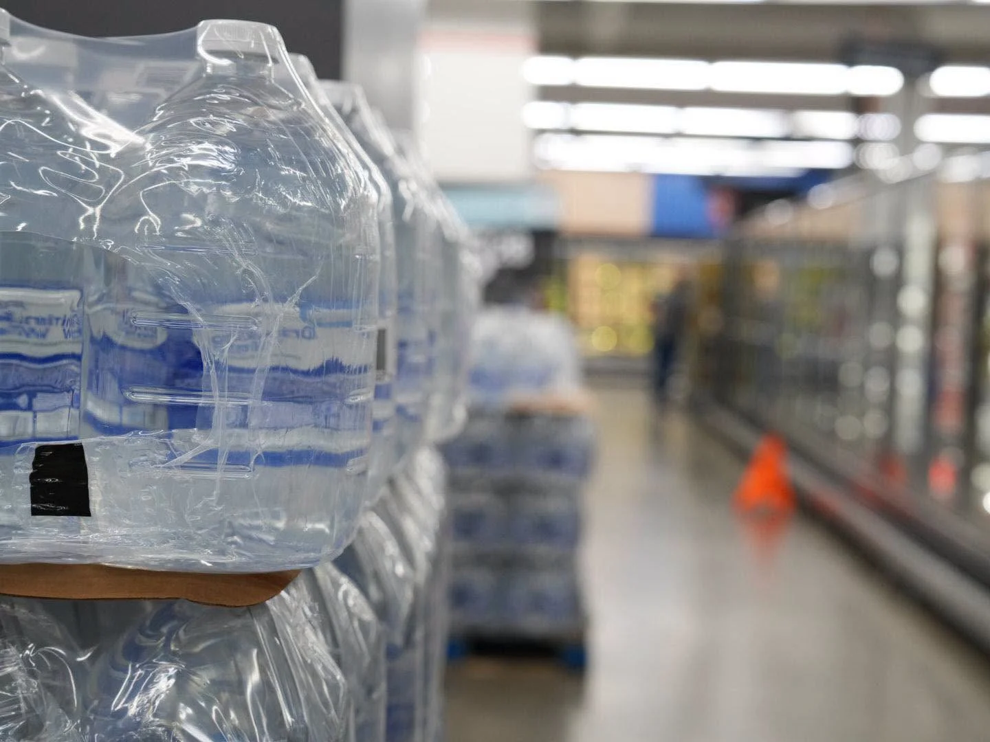 Botellones de agua en primer plano en el pasillo de un supermercado con estantes al fondo desenfocados

Foto vía Facebook: DACO A TU FAVOR