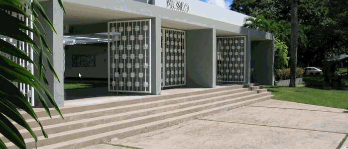Fachada del Museo de Historia, Antropología y Arte de la UPRRP con escalones de concreto, columnas blancas y celosías decorativas en la entrada
Foto: UPR.edu
