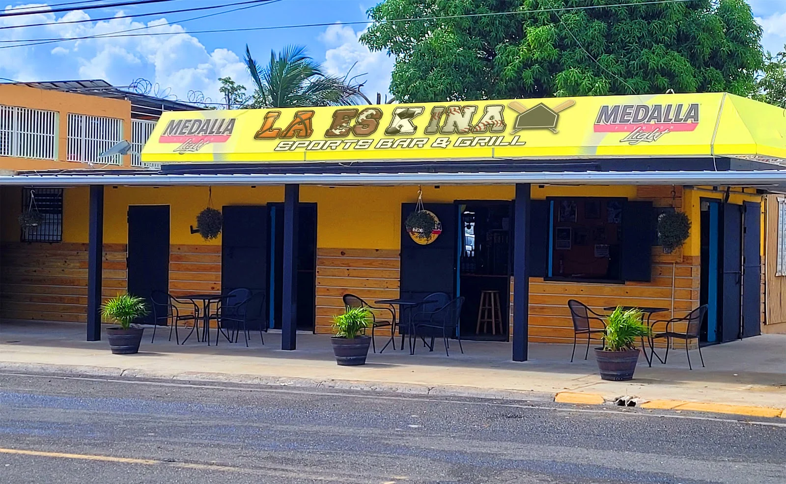 La Eskina Sports Bar & Grill