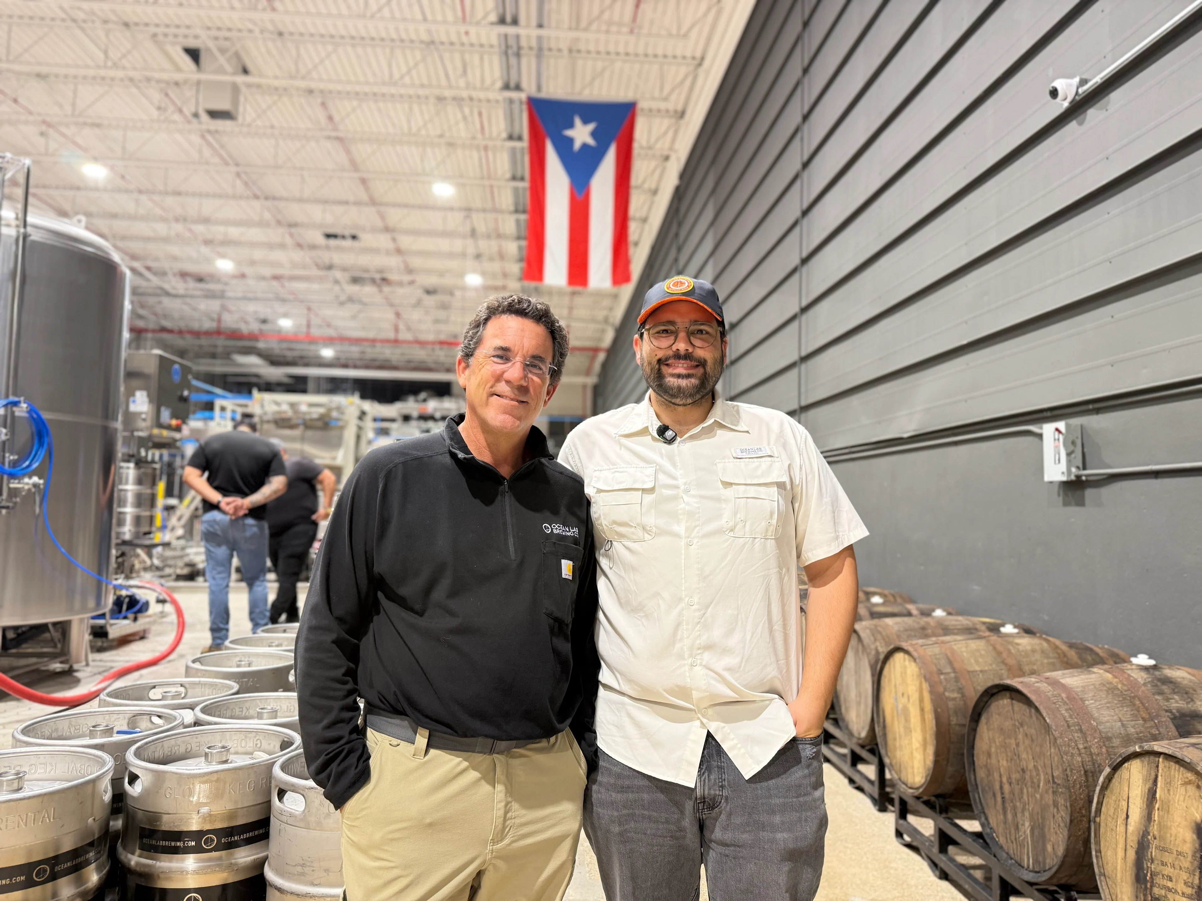 Luis y Andrés Fernánadez en la nueva planta de Ocean Lab Brewing Company en Cataño