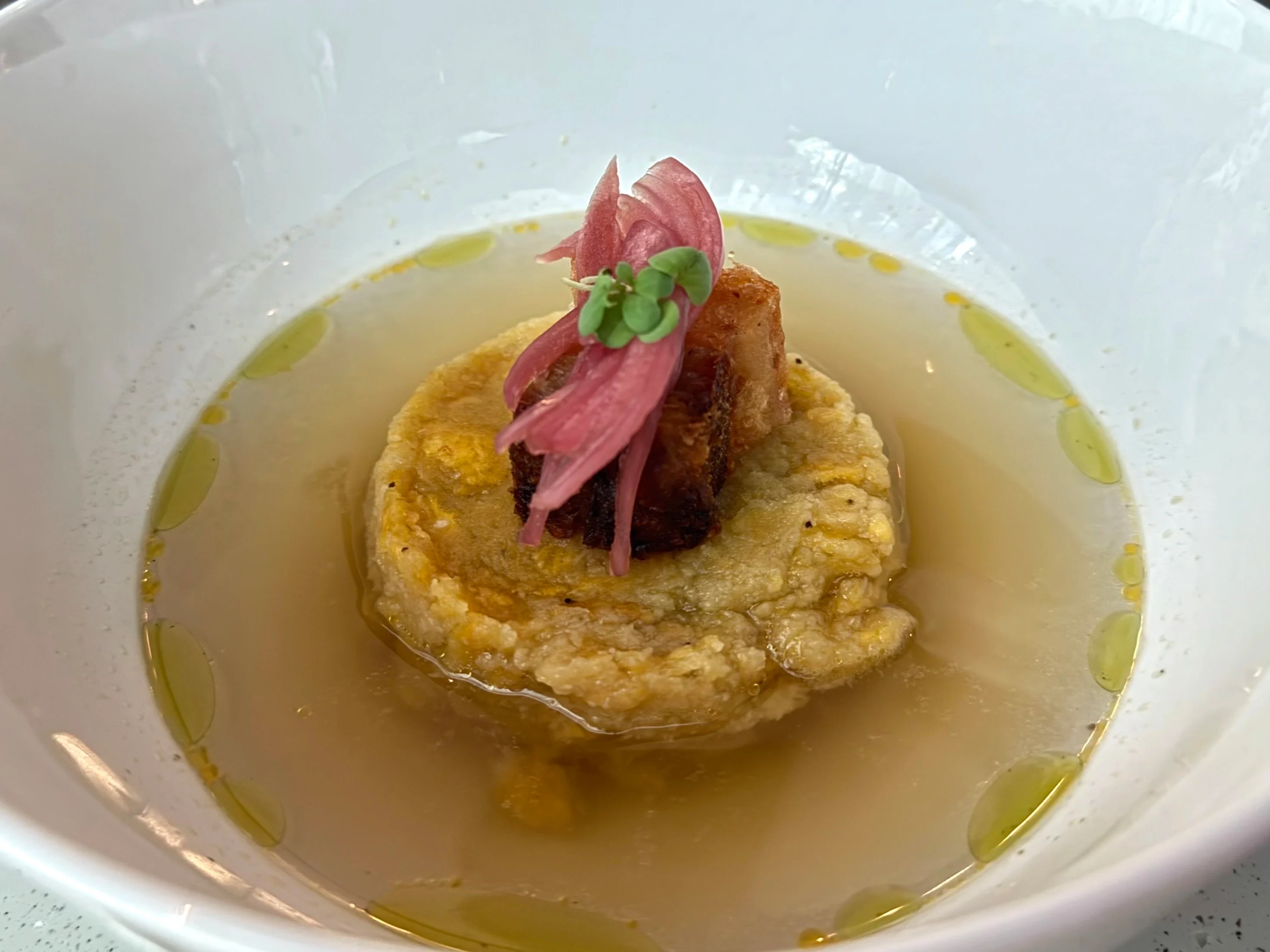 Caldo de gallina con mofongo y pork belly.