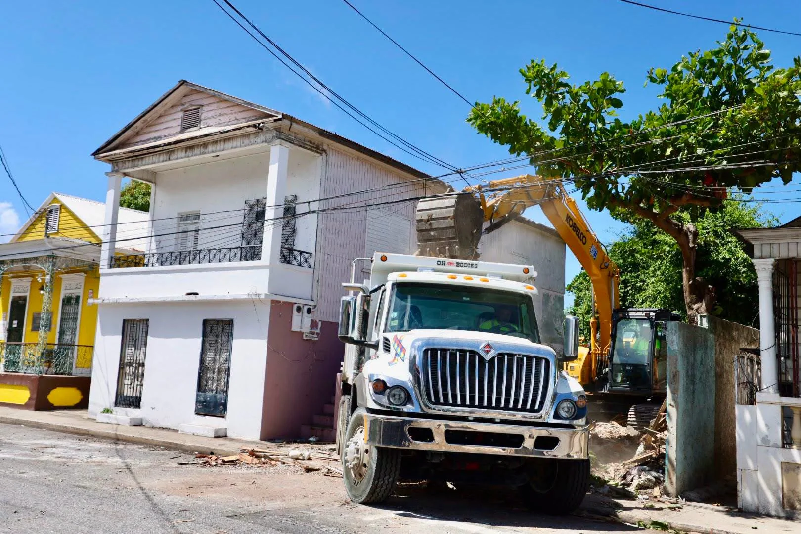 Demolición de estorbo público en Ponce