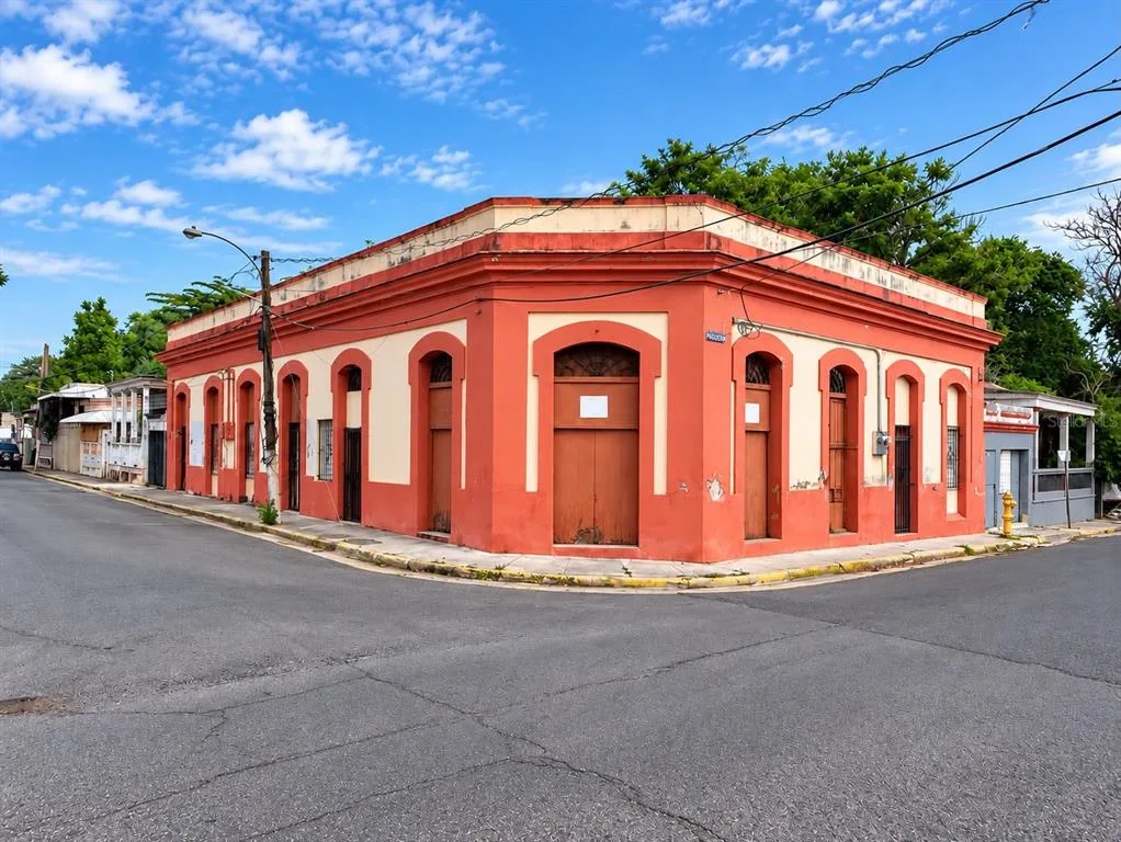 Edificio de 1914 en la esquina de las calles Sol y Progreso, en venta en Ponce