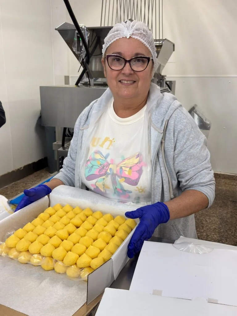 Así se preparan los famosos Sorullo Bites de Meson Sandwiches