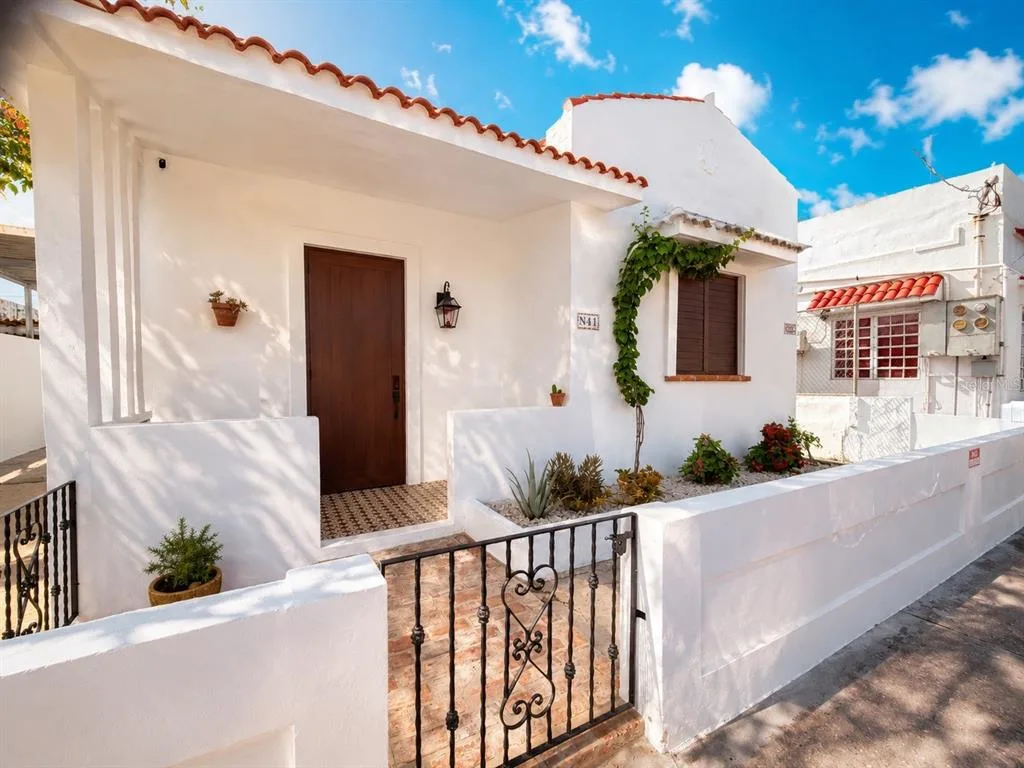Casa con historia: residencia de 1920 con cabaña privada en venta en Arecibo