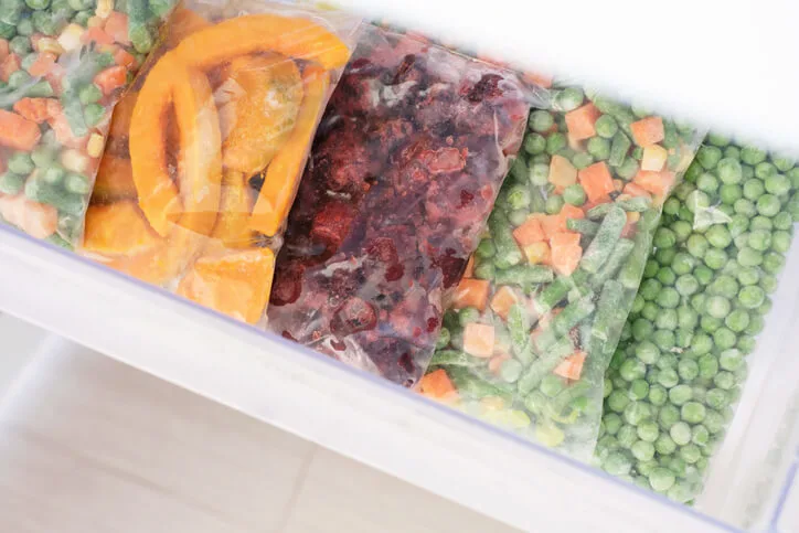 Frutas y vegetales congelados (Tatiana | GettyImages)